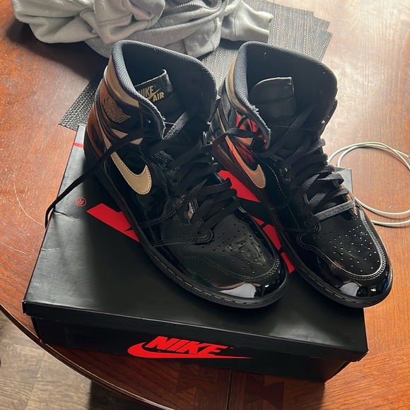 Jordan 1 metalic gold size 10.5 US - Picture 3 of 5
